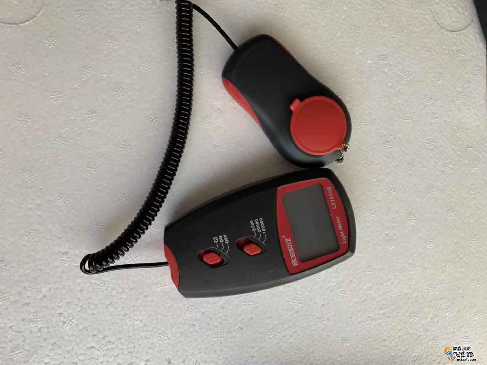 數(shù)字照度計量程不小于2000lx；精度：±5％