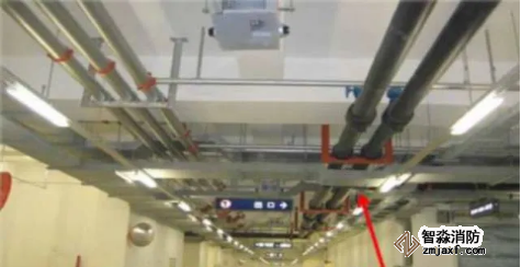 橋架管線吊桿平行，間距合理；不足：電纜橋架布置在管道下方